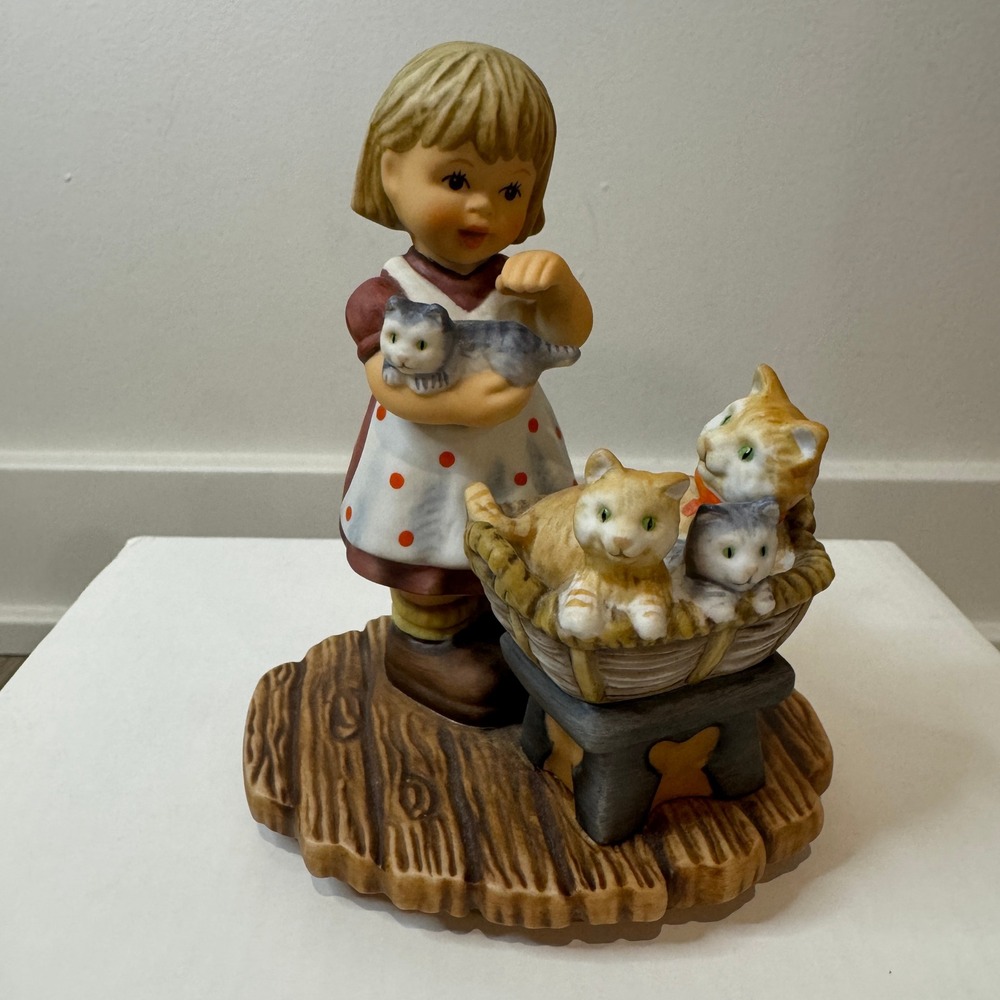 Goebel Berta Hummel New Arrivals Figurine BH 68 Girl with Kittens 1996 Box COA